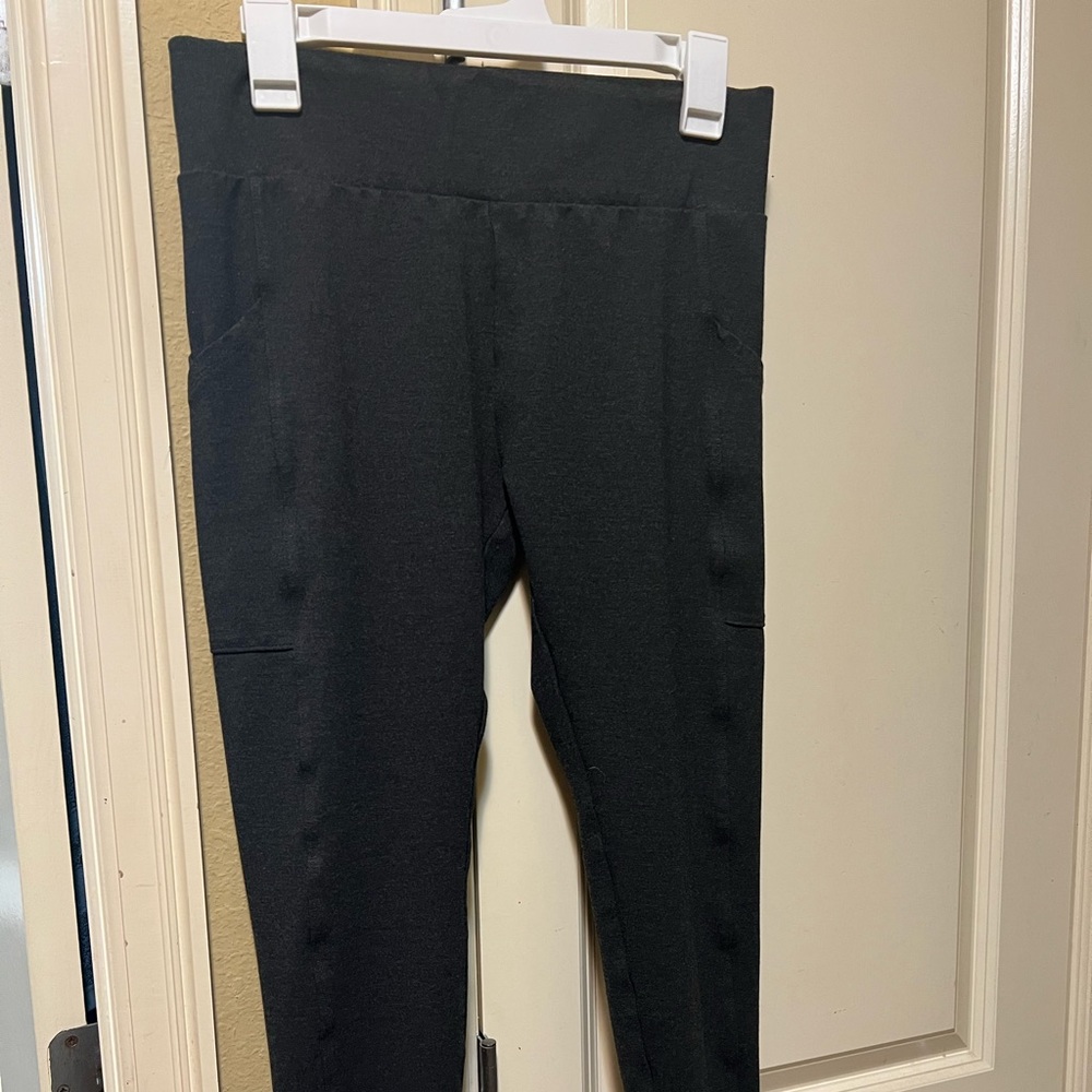 Size M Lou and Grey heather grey leggings from Loft. Only wore a few times.